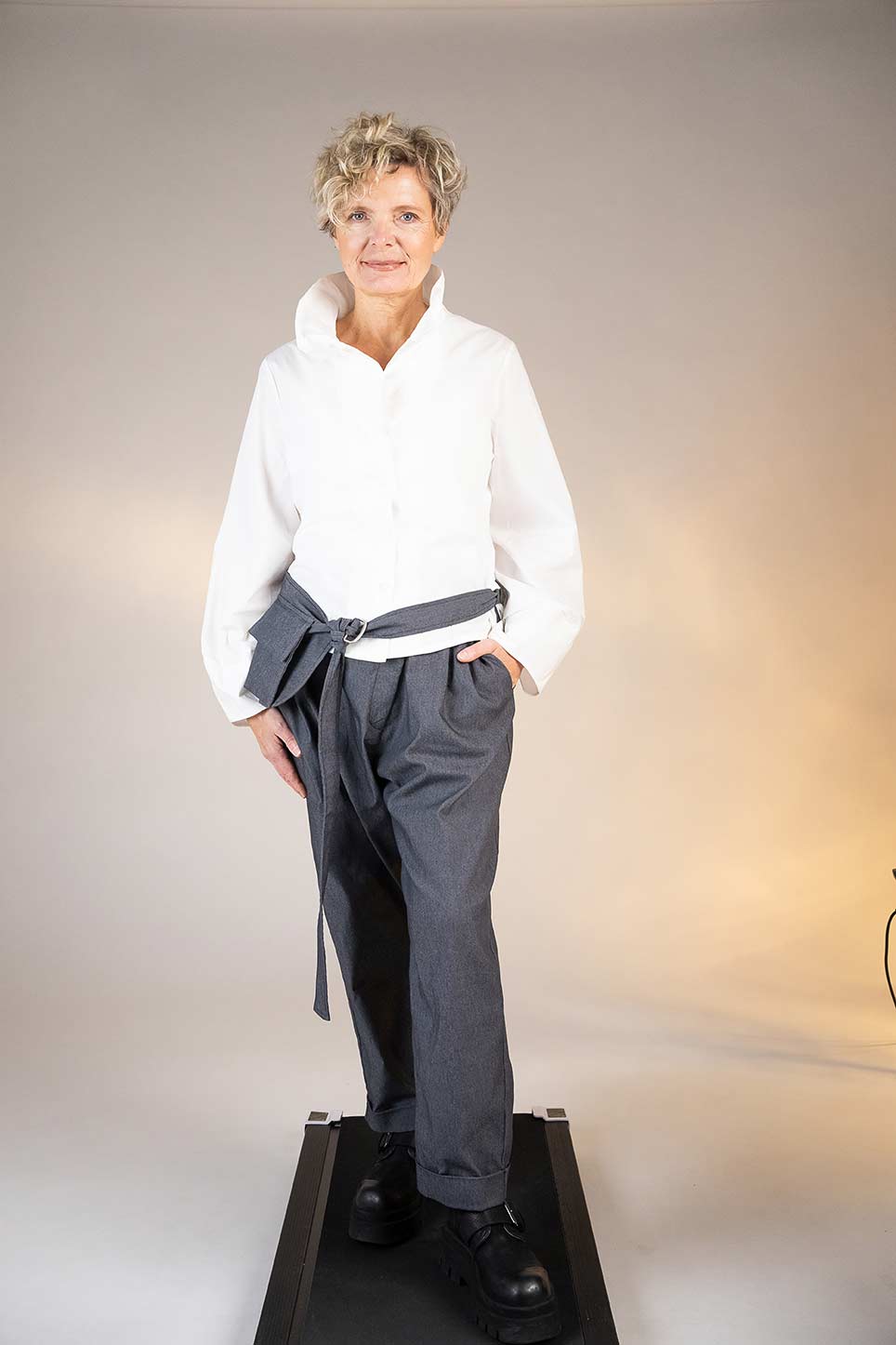 Blouse 25612 white black Waist bag 25636 orig