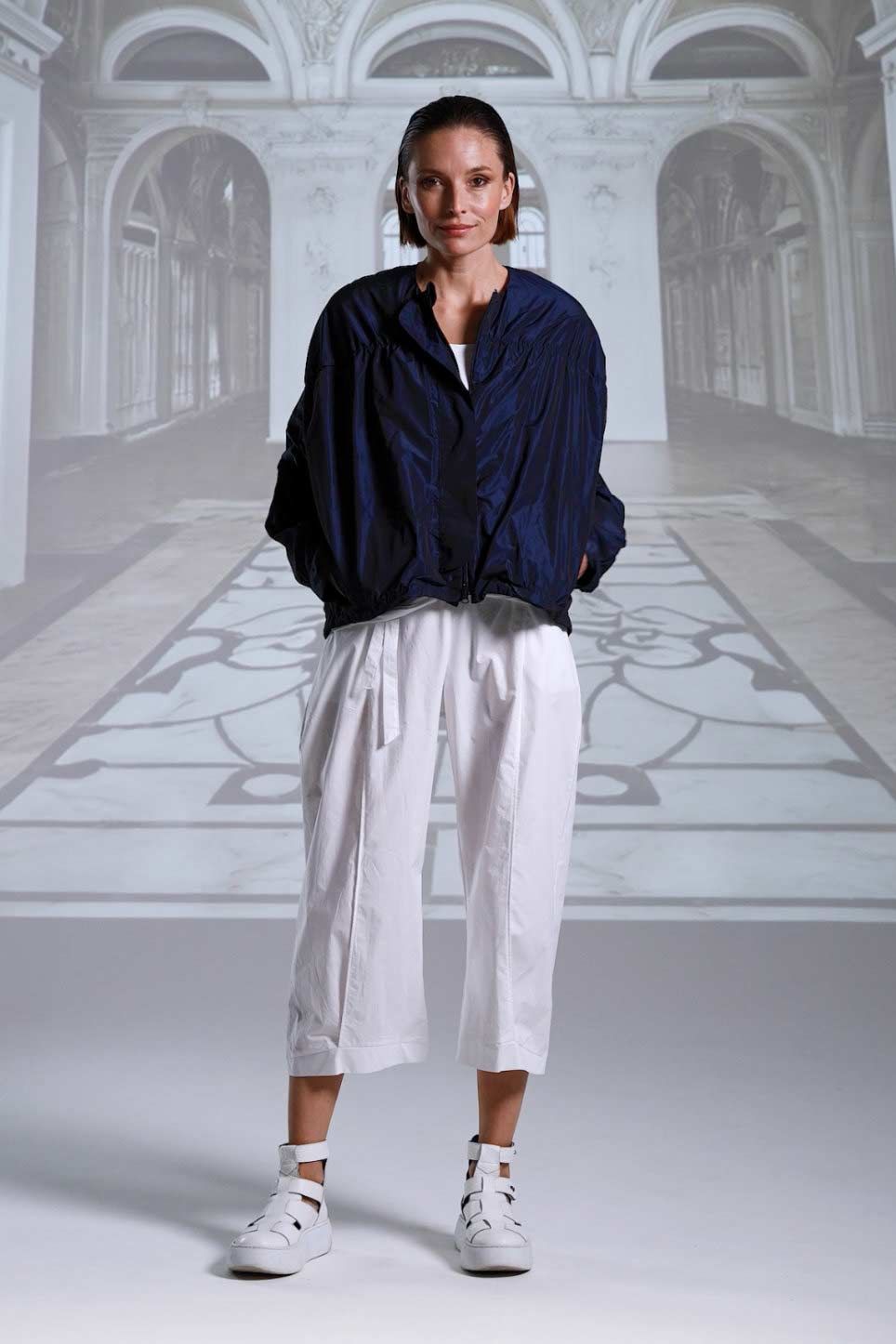 Hose 26154 weiß schwarz kurkuma Jacke 26101 sabbia navy schwarz Top 1001 weiß sabbia navy schwarz